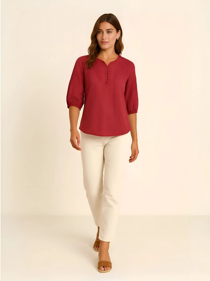Femme portant Blouse Zandira | Blouse brodée à col ras du cou