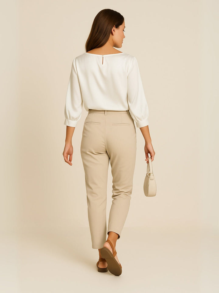 Femme portant Chemisier Zanira | Blouse satinée col rond fluide