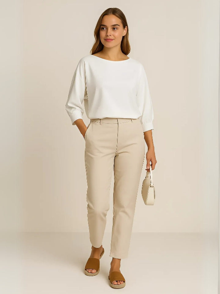 Femme portant Chemisier Zanira | Blouse satinée col rond fluide