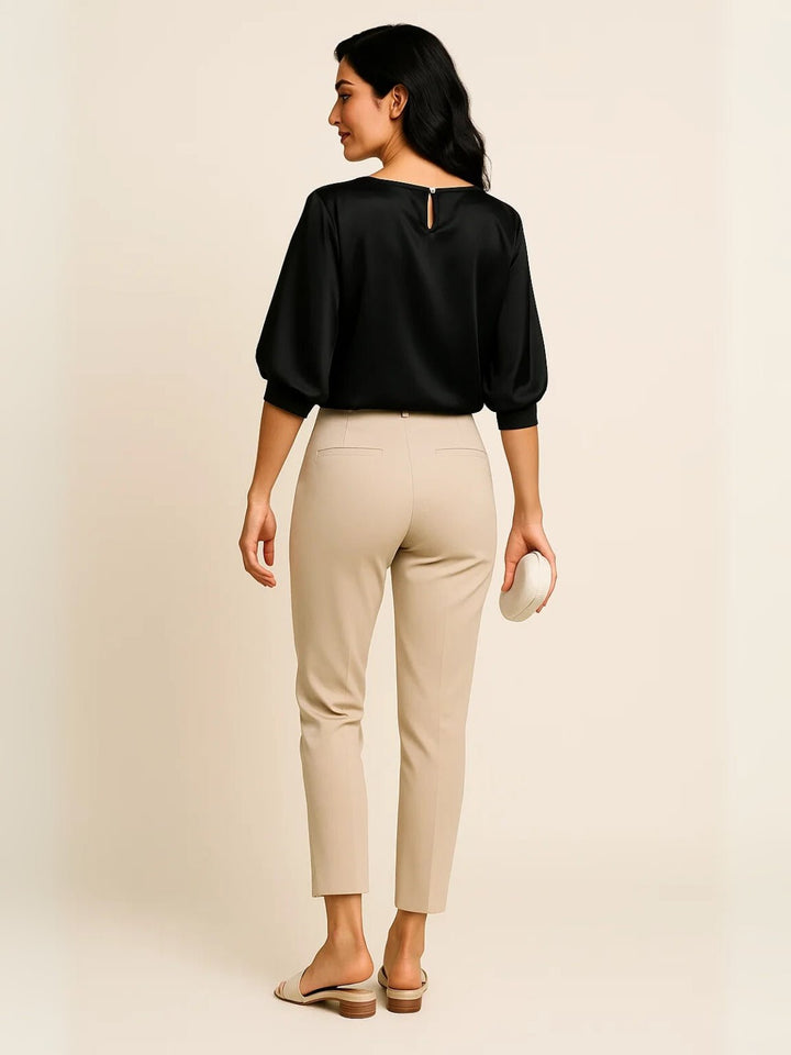 Femme portant Chemisier Zanira | Blouse satinée col rond fluide