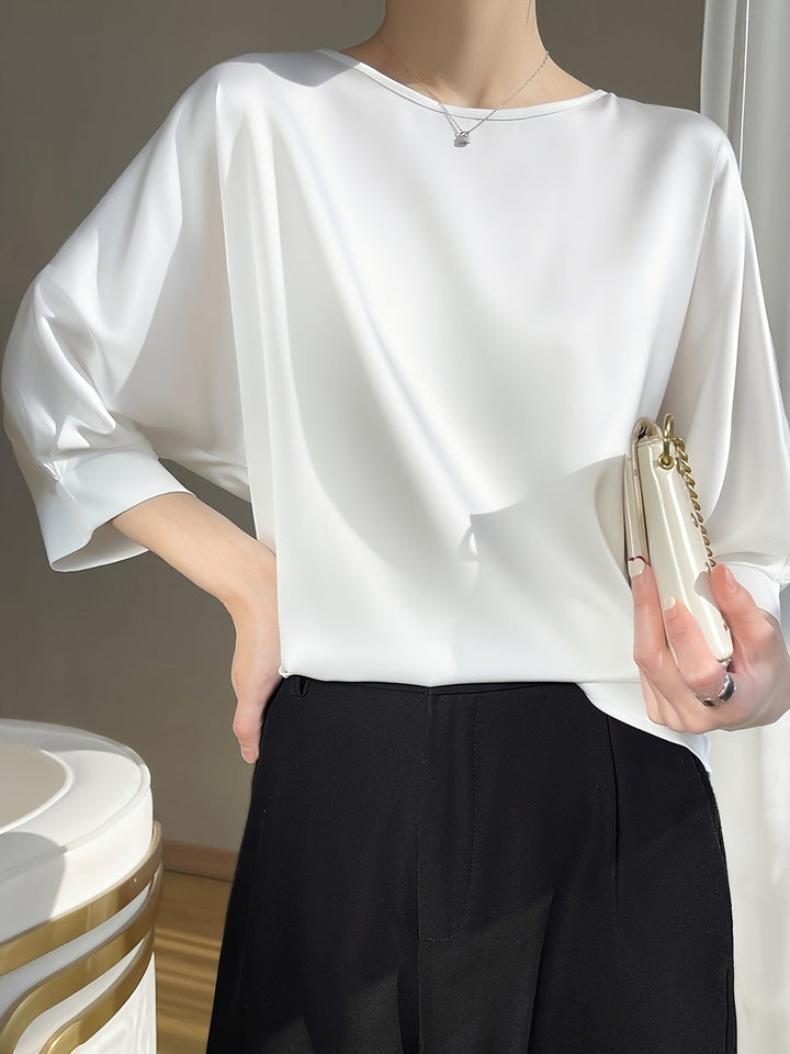 Femme portant Chemisier Zanira | Blouse satinée col rond fluide