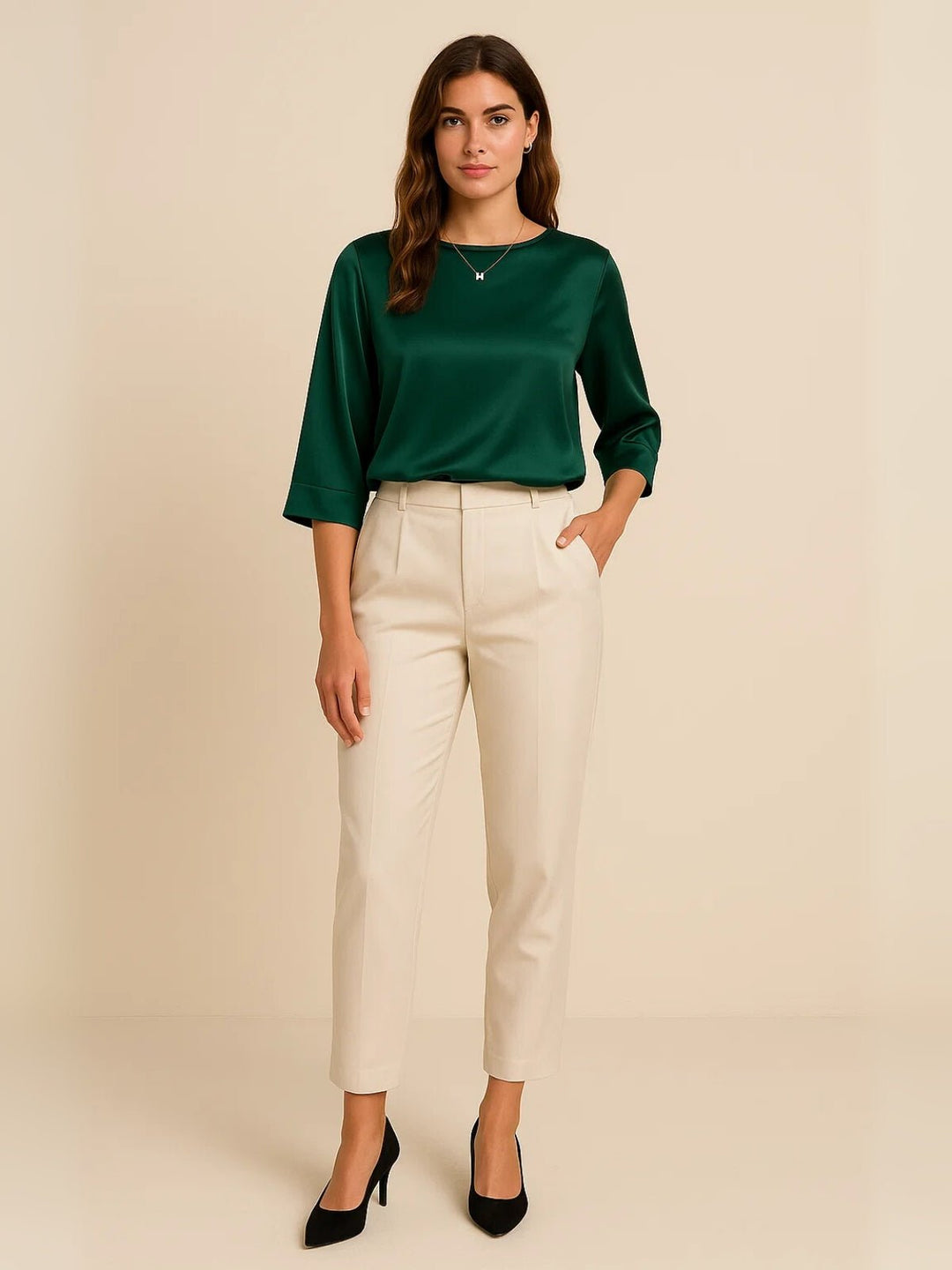 Femme portant Chemisier Zanira | Blouse satinée col rond fluide