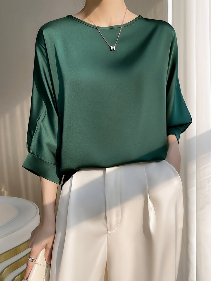 Femme portant Chemisier Zanira | Blouse satinée col rond fluide