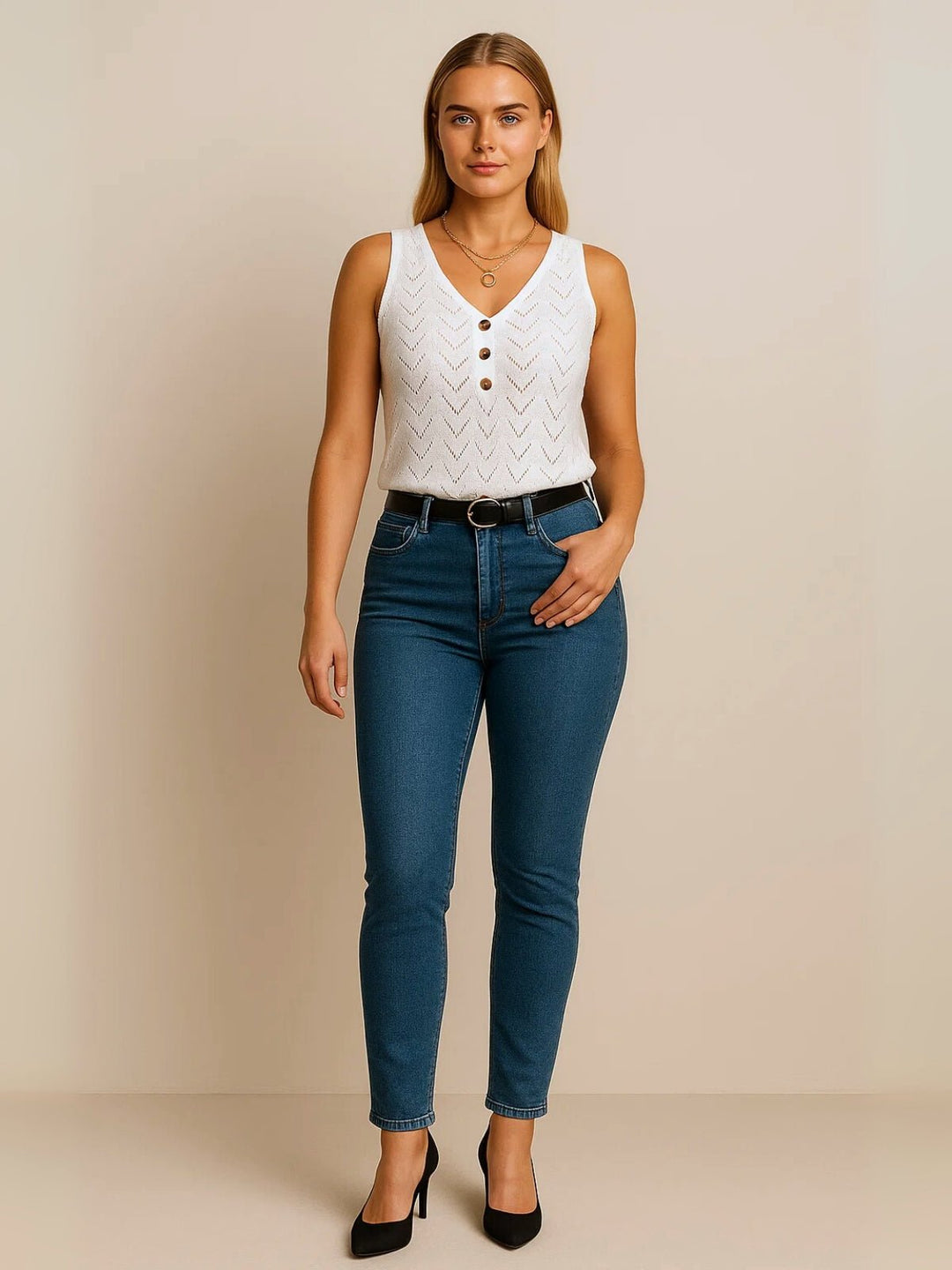 Femme portant Blouse Zélyra | Blouse ajourée à col V chic