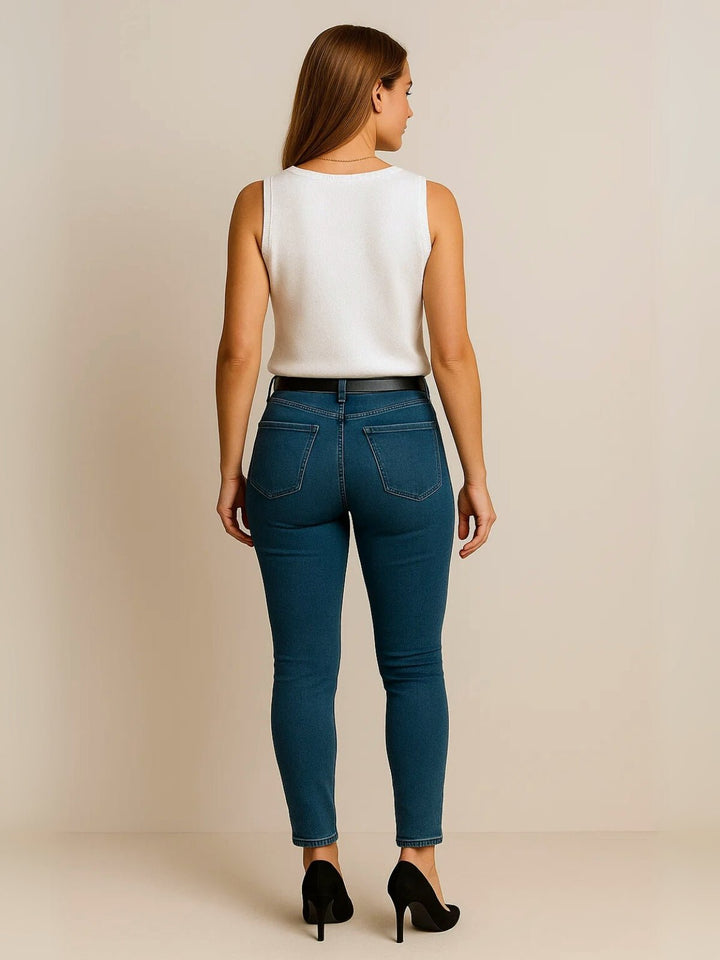 Femme portant Blouse Zélyra | Blouse ajourée à col V chic