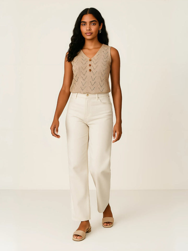 Femme portant Blouse Zélyra | Blouse ajourée à col V chic