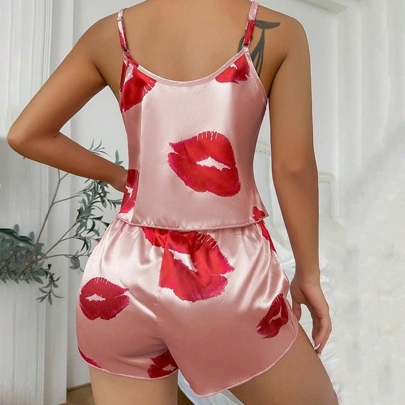 Femme portant Pyjama Zoé - Ensemble de Nuit en Satin avec Motif Lèvres